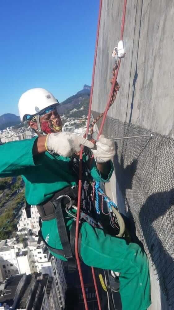 parafusamento de pedras em predio (y)